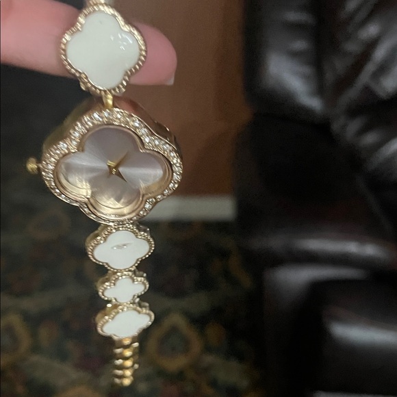 Elegant Gold and White Watch clover design - Picture 6 of 6